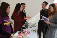 Các bạn trẻ giới thiệu về  ý tưởng khởi nghiệp kinh doanh tại Start-up Festival 2016