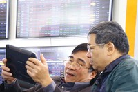 Nhờ thị trường dần phục hồi, chẳng ai bảo ai, lại rủ nhau lục tục ra sàn, ban đầu chỉ để… gặp bạn cũ và ngắm bảng điện tử