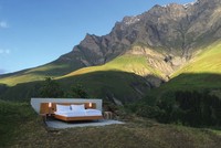 Khách sạn không có tường, mái nhà hoặc phòng tắm. Tại đây chỉ có duy nhất một chiếc giường đôi, kệ đầu giường và đèn ngủ