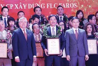 Ông Đỗ Như Tuấn, Tổng giám đốc FLC Faros nhận Chứng nhận VNR500
