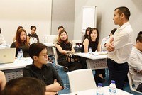 CEO Nguyễn Minh Quý trao đổi  với khách hàng tại sự kiện do NOVAON và Google tổ chức tại trụ sở văn phòng Google châu Á - Thái Bình Dương tại Singapore