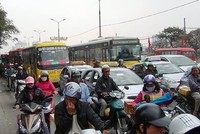 Người dân đổ về quê ăn Tết, cửa ngõ Hà Nội ùn tắc nghiêm trọng
