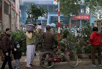 Chợ phiên giữa Hà Thành đậm chất quê giăng kín ngõ phố