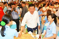 Bí thư Thăng dùng cơm với 600 công nhân đón Tết xa nhà