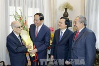 Chủ tịch nước Trần Đại Quang chúc Tết Giáo sư Vũ Khiêu và gia đình. Ảnh: TTXVN