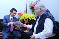 Phó Thủ tướng Vũ Đức Đam trao đổi với GS. Vật lý Pierre Darriulat. Ảnh: VGP/Đình Nam