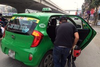 Nhiều taxi Hà Nội ngày sát Tết "chê" khách đi cuốc gần để ưu tiên khách về quê, di chuyển xa. Ảnh: Thanh Lan.