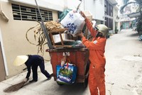 Chưa đến ca, anh Thắng đã phụ chị Phượng thu gom rác