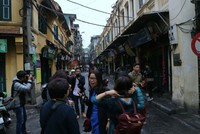 Không biết từ khi nào phố Tạ Hiện trở thành điểm đến đầu tiên ngày đầu năm của cánh đam mê chụp ảnh, selfie