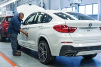 Ông Trump thường cảnh báo việc đánh thuế mạnh tay với các công ty đặt nhà máy ở nước ngoài để sản xuất hàng hóa xuất khẩu sang Mỹ