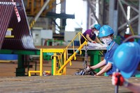 Khối FDI hiện chiếm trên 70 % lượng hàng hóa xuất khẩu của Việt Nam. Trong ảnh: Công nhân Công ty Doosan sản xuất thiết bị lọc nước biển xuất khẩu tại Quảng Ngãi. Ảnh: Đ.T