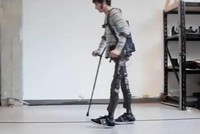 Khung xương robot Phoenix giúp người bị liệt hoàn toàn có thêm hy vọng đi lại 