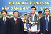 Ông Trịnh Việt Hưng nhận Cup và bằng chứng nhận “Dự án hấp dẫn nhất 2016” cho Cocobay Đà Nẵng