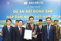 Ông Trịnh Hoài Đức, Giám đốc Phát triển kinh doanh Thảo Điền Investment nhận Cup vinh danh và bằng chứng nhận cho Dự án Masteri Thảo Điền