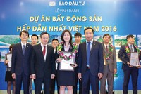 Bà Hoàng Thị Anh Thư - Phó Tổng giám đốc GP.Invest nhận Cup và bằng chứng nhận “Dự án bất động sản hấp dẫn nhất năm 2016" cho Dự án 
Tràng An Complex