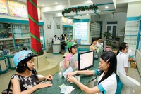 Cả nước hiện có hơn 2.000 công ty phân phối thuốc, trên 100 doanh nghiệp nhập khẩu và khoảng 40.000 cửa hàng bán lẻ dược phẩm. Trong ảnh: Mua bán thuốc tại quầy dược ở Hà Nội. Ảnh: Đức Thanh