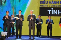 Ông Nguyễn Đức Long, Chủ tịch UBND tỉnh Quảng Ninh (thứ hai từ trái sang) nhận Cúp Á quân tại Lễ công bố PCI năm 2016