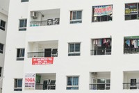 Có hàng hàng doanh nghiệp chọn căn hộ chung cư làm trụ sở, văn phòng giao dịch. Ảnh: Dũng Minh