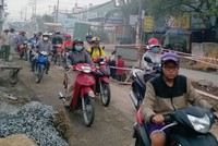 Tiến độ các dự án giao thông chậm không những ảnh hưởng tới đời sống của người dân, mà còn khiến bất động sản mất giá. Ảnh: Việt Dũng