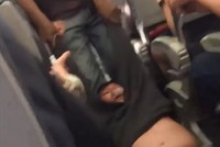 Hành khách bị lôi khỏi máy bay United Airlines hôm 9/4 - Ảnh cắt từ clip.