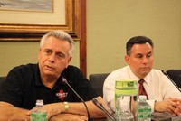 Ông Alfred J. Dimora, sáng lập kiêm Giám đốc điều hành Dimora Enterprises, LLC (áo đen) đặt mục tiêu sản xuất 50.000 xe điện/năm tại Việt Nam.