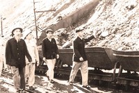 Bác Hồ thăm nhà máy Cẩm Phả năm 1959. Ảnh: Tư Liệu