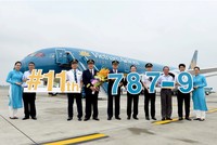 Đại diện Vietnam Airlines tặng hoa chúc mừng và chụp hình lưu niệm với phi hành đoàn đã tiếp nhận và đưa tàu VN-A871 về Việt Nam thành công tốt đẹp.