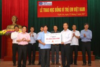 Ông Lê Trọng Minh (hàng đầu, bên phải) – Tổng biên tập Báo Đầu tư trao tấm biển tượng trưng 160 suất học bổng Giải golf Báo Đầu tư cho Lãnh đạo huyện Nam Đàn, tỉnh Nghệ An trước sự chứng kiến của Đảng ủy Bộ Kế hoạch và Đầu tư, Cục A84 Bộ Công An và các đơn vị tài trợ.