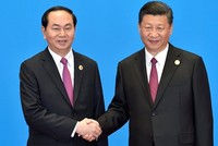 Chủ tịch nước Trần Đại Quang bắt tay Chủ tịch Trung Quốc Tập Cận Bình ngày 15/5. Ảnh: Reuters.