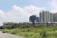 Khu đô thị Thạnh Mỹ Lợi tại khu Đông cỏ mọc um tùm không người ở. Ảnh: Gia Huy