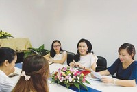 Bà Vũ Ngọc Hương (ngồi giữa) đang đi tìm lời giải cho bài toán tìm thế hệ kế cận cho doanh nghiệp gia đình của mình.