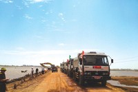 Thi công đê chắn sóng Dự án Luồng sông Hậu.