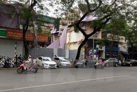 Thiếu chỗ đỗ xe, ôtô, xe máy phải đỗ trên vỉa hè. (Ảnh: Nguyễn Văn Cảnh/TTXVN)