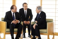 Trong chuyến thăm chính thức Nhật Bản, sáng 6/6/2017, tại Hoàng Cung ở Thủ đô Tokyo, Thủ tướng Chính phủ Nguyễn Xuân Phúc và Phu nhân hội kiến Nhà vua Nhật Bản Akihito và Hoàng hậu Michiko. Trong ảnh: Thủ tướng Nguyễn Xuân Phúc và Nhà vua Nhật Bản Akihito. Ảnh: TTXVN