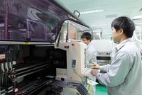 Dây chuyền sản xuất bóng đèn huỳnh quang tại Công ty cổ phần Bóng đèn phích nước Rạng Đông. Ảnh: Đức Thanh