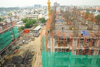 Việc xây dựng, sửa chữa nhà thời bão giá vật liệu luôn làm cho chủ thầu xây dựng và người dân đau đầu. Ảnh: Nam Uyên