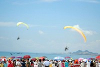 Biểu diễn dù lượn thường niên tại Điểm hẹn mùa hè Đà Nẵng tại công viên Biển Đông