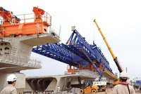 Thi công cầu Tân Vũ - Lạch Huyện do PMU2 (Bộ Giao thông - Vận tải) quản lý. Ảnh: Anh Minh