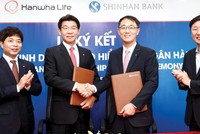 Ông Back Jong Kook (thứ hai từ trái sang) bắt tay đại diện của Ngân hàng Shinhan bank tại buổi lễ ký kết hợp tác chiến lược ngày 12/6/2017