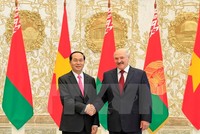Chủ tịch nước Trần Đại Quang và Tổng thống Belarus Alexander Lukashenko chụp ảnh chung tại lễ đón (Ảnh: Nhan Sáng/TTXVN)