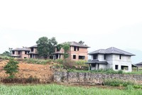 Những biệt thự bỏ hoang ở Yên Bài.Ảnh: Thành Nguyễn