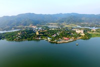 Toàn cảnh Hồ Núi Cốc nhìn từ trên cao xuống - Ảnh: báo Thái Nguyên.