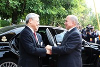 Quốc vương Campuchia Norodom Sihamoni đón Tổng Bí thư Nguyễn Phú Trọng trong chuyến thăm Campuchia của Tổng Bí thư tháng 12/2011 (Ảnh: TTXVN)