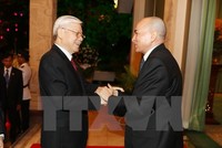 Quốc vương Campuchia Norodom Sihamoni đón Tổng Bí thư Nguyễn Phú Trọng. (Ảnh: Trí Dũng/TTXVN)