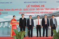Ông Nguyễn Văn Đạt  (thứ hai từ phải qua) tại Lễ khánh thành thông xe cầu Mỹ Lợi