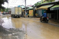 Con đường biến thành sông sau những trận mưa vừa