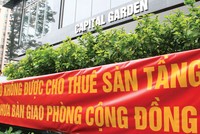 Cư dân Capital Garden căng băng rôn phản đối chủ đầu tư, Công ty Kinh Đô. Ảnh: Nguyễn Thành
