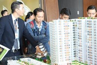 Môi giới bất động sản như cánh tay nối dài giữa chủ đầu tư với khách hàng. Ảnh: Gia Huy