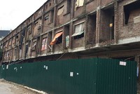 Cả thập kỷ qua, khu nhà liền kề này vẫn chưa hoàn thiện. Các cửa được che tạm bợ bằng bạt, gỗ hay bất cứ cái gì có thể tận dụng được và trở thành nơi ở bất đắc dĩ của những lao động tự do. 