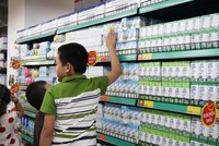 Từ tháng 3/2018, trên kệ sữa sẽ có những sản phẩm ghi nhãn “sữa hoàn nguyên”, “sữa hỗn hợp” như một lời nói thật với người tiêu dùng về nguyên liệu đầu vào của sản phẩm (Ảnh minh họa)